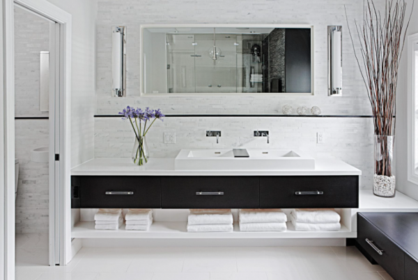 Kamar mandi dengan desain minimalis dan warna monokrom